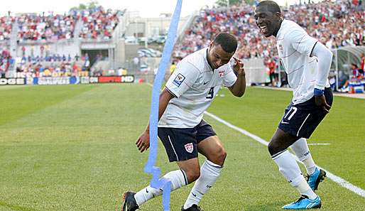 Jozy Altidore (r.) jubelt mit Charlie Davies über einen Treffer bei der Nationalmannschaft