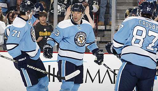 Die Pittsburgh-Stars Evgeni Malkin (l.), Bill Guerin (M.) und Sidney Crosby feiern einen Treffer 