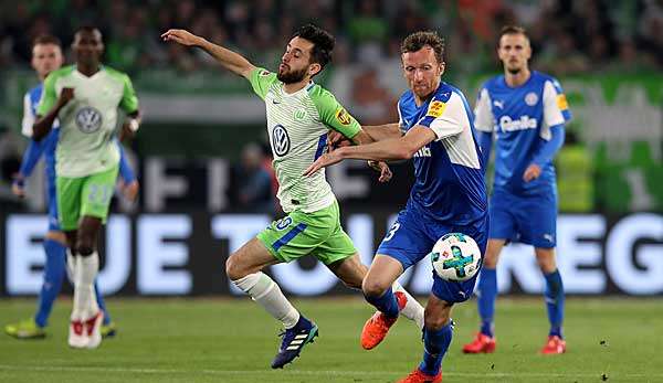 Der VfL Wolfsburg hat das Hinspiel gegen Holstein Kiel gewonnen. 