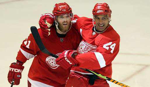 Da ist die Freude groß: Chris Chelios (r.) hat mit den Chicago Wolves einen neuen Verein gefunden