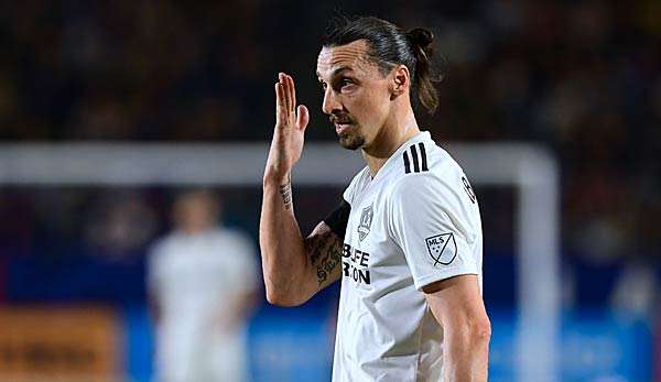 Zlatan Ibrahimovic hat seinen Gegenspieler geschlagen und flog daraufhin mit Rot vom Platz.