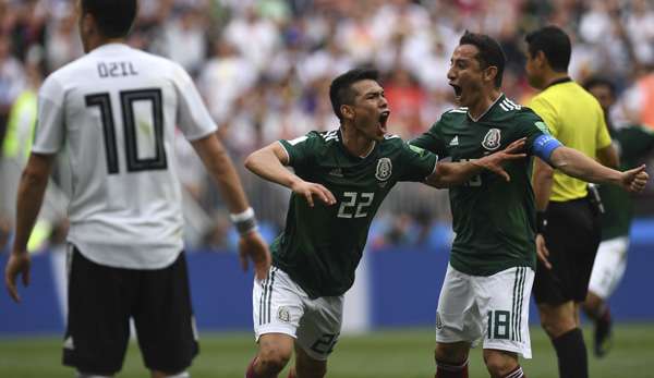 Hirving Lozano (M.) feiert seinen Führungstreffer gegen Deutschland.