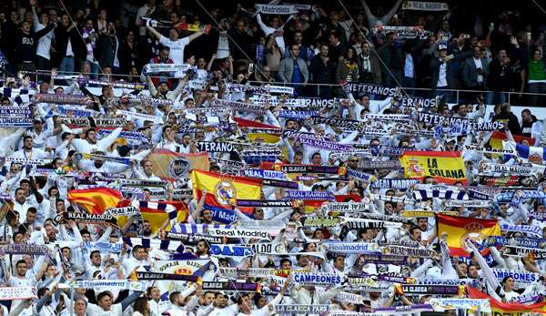 Fans von Real Madrid protestieren gegen die Preis-Explosionen in Kiew.