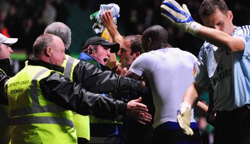 Die Spieler des HSV wollten nach ihrem Sieg in Glasgow mit den Fans feiern