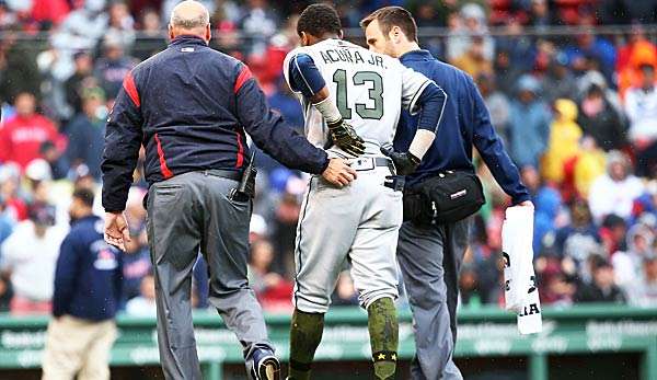 Ronald Acuna (M.) verließ das Spiel in Boston vorzeitig mit Rücken- und Kniebeschwerden.
