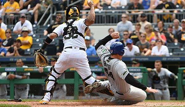 Anthony Rizzo (r.) hatte Elias Diaz mit einem Mega-Slide abgeräumt.