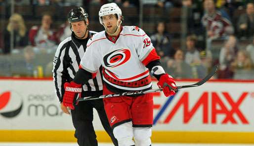Tuomo Ruutu (r.) steht mit seinen Carolina Hurricanes auf Platz 24 der NHL-Tabelle
