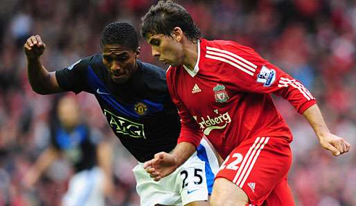 Lieferten sich packende Zweikämpfe: Liverpools Emiliano Insua (r.) und ManUniteds Antonio Valencia 