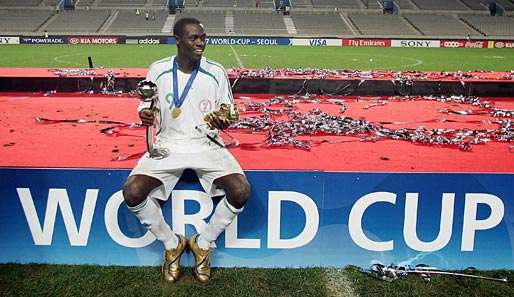 Stolz wie Oskar: Macauley Chrisantus mit silbernem Ball und goldenem Schuh bei der U-17-WM 2007