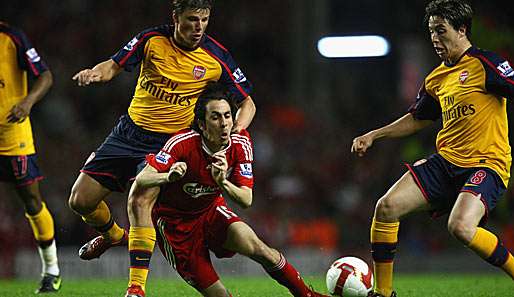 Andrej Arschawin (l.) bringt Yossi Benayoun zu Fall