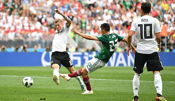 Toni Kroos kommt beim Führungstreffer von Lozano in der 35. Minute einen Tick zu spät.