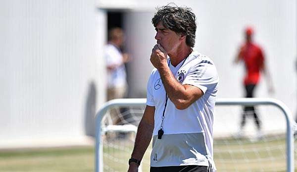 Bundestrainer Joachim Löw testet vor dem Deutschland-Spiel gegen Schweden wohl eine Dreierkette.