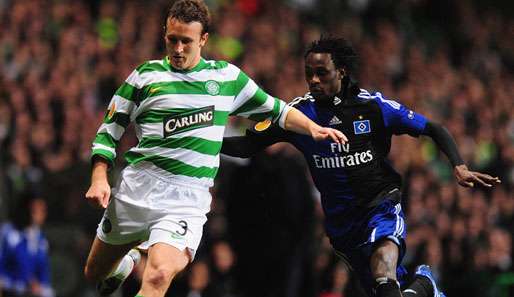 Celtics Lee Naylor (l.) und Jonathan Pitroipa vom HSV beim Hinspiel in Glasgow