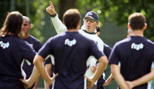 Hier geht's nach oben: Laurent Blanc zeigt seinen Jungs von Girondins Bordeaux den Weg