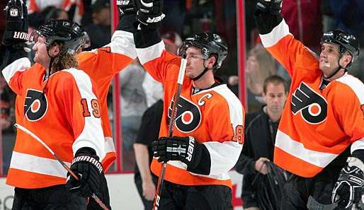 Scott Hartnell (l.) und Mike Richards (M.) trafen bei Philadelphias Sieg gegen Tampa Bay