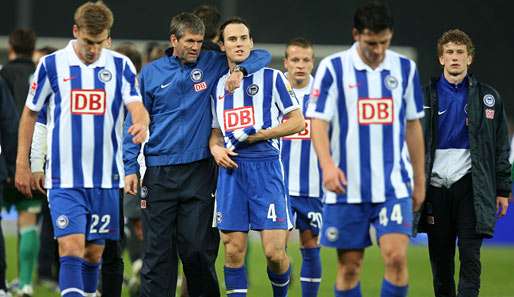 Friedhelm Funkel (2.v.l.) ist als Hertha-Trainer noch immer ohne Sieg