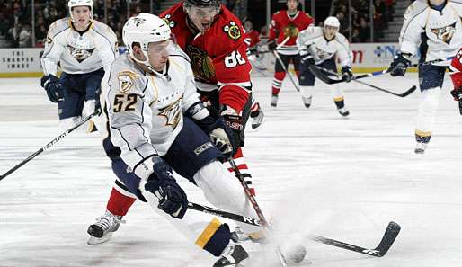 Nashvilles Alexander Sulzer im vollen Einsatz gegen Tomas Kopecky von den Chicago Blackhawks