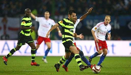 Hamburgs Ze Roberto im Zweikampf mit Marc Crosas von Celtic Glasgow