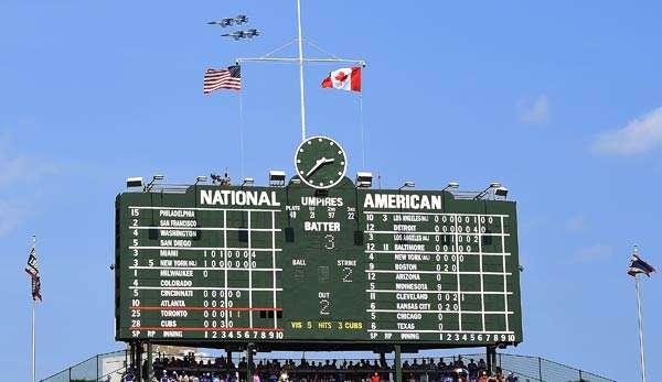 Ein Teil der Anzeigetafel im Wrigley Field fiel einem Fan auf den Kopf.