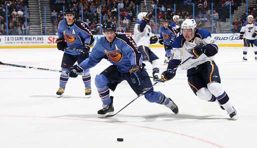 Blues-Stürmer T.J. Oshie im Zweikampf mit Thrashers-Verteidiger Zach Bogosian