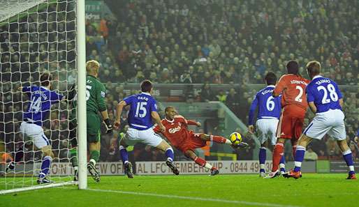 Liverpools N'Gog (M.) brachte die Reds in Führung und fiel später theatralisch