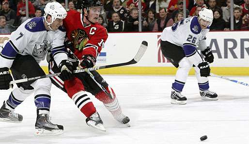 Jonathan Toews (M.) feierte ein erfolgreiches Comeback bei den Chicago Blackhawks