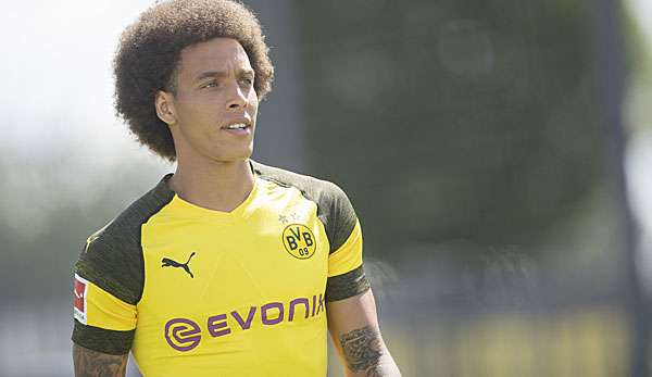 Axel Witsel sitzt im Testspiel gegen Lazio auf der Bank.