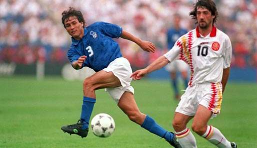 WM 1994: Spaniens Jose Maria Bakero (r.) im Duell mit dem Italiener Antonio Benarrivo