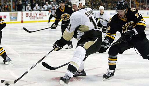 Jordan Staal (l.) von den Pens ist einen Tick eher am Puck als Bostons Michael Ryder 