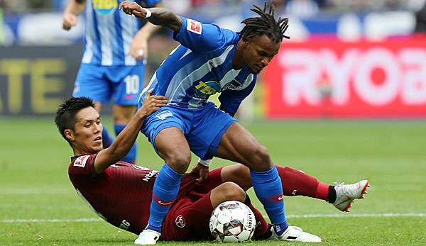 Herthas Valentino Lazaro im Zweikampf mit Nürnbergs Yuya Kubo.