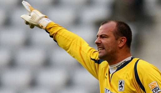 Gabor Kiraly zeigt an, wo es bei den Löwen künftig wieder hin gehen soll - raus aus dem Keller