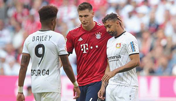 Karim Bellarabi wird von Niklas Süle nach seinem Foul und dem Platzverweis getröstet.