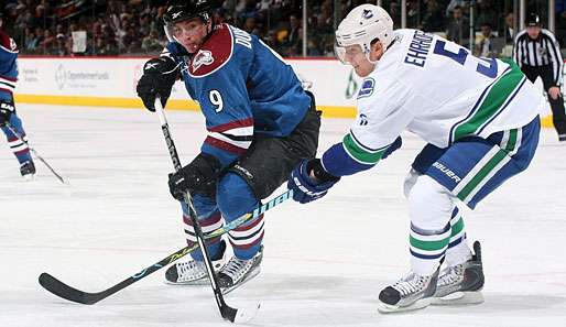 Christian Ehrhoff (r.) traf beim Kantersieg der Canucks gegen Colorado doppelt