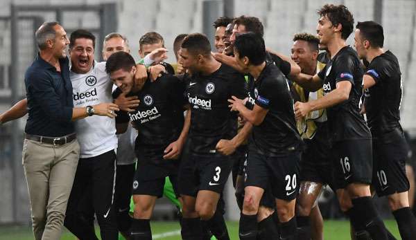 Eintracht Frankfurt freut sich über den Sieg gegen Marseille.