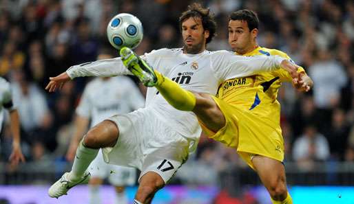 Ruud van Nistelrooy (l.) kommt bei Real Madrid nur sehr sporadisch - wie hier im Pokal - zum Einsatz