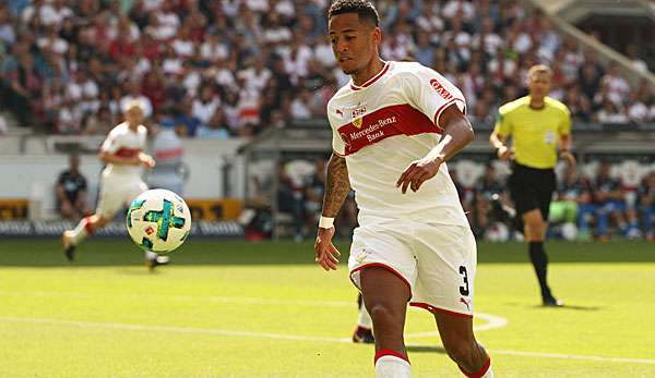 Dennis Aogo vom VfB Stuttgart fällt länger verletzt aus.