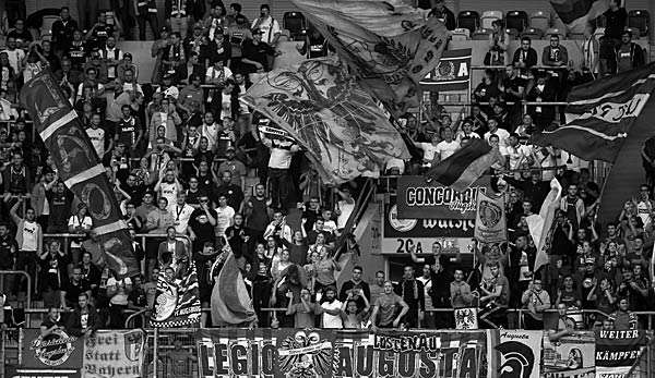 Beim Spiel zwischen Augsburg und Freiburg erlitt ein Fan einen Herzinfarkt.