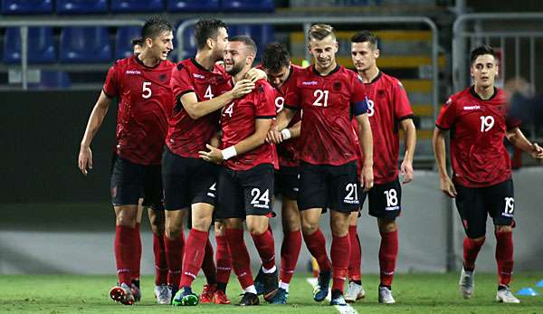 Albanien wird vom ehemaligen italienischen Nationalspieler Christian Panucci trainiert.