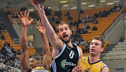 Oldenburgs Marco Scekic (r.) und Rickey Paulding (l.) können Spanoulis (M.) nicht aufhalten