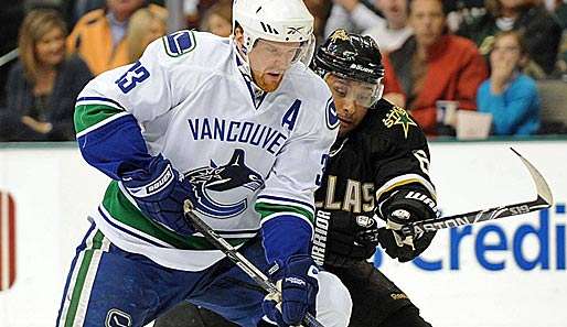 Markierte sein 14. Saisontor: Vancouvers Henrik Sedin (v.)