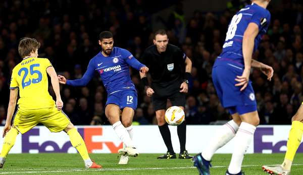 Ruben Loftus-Cheek (M.) erzielte für Chelsea den ersten internationalen Hattrick eines Engländers seit 1971.