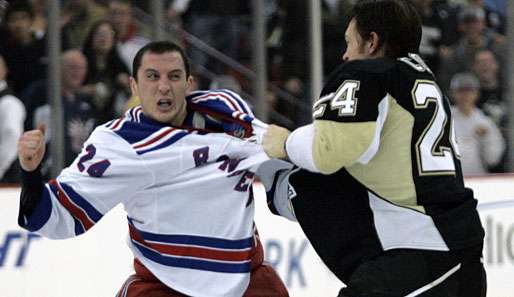 Matt Cooke (l.) von den Pittsburgh Penguins teilte gegen die New York Rangers ordentlich aus