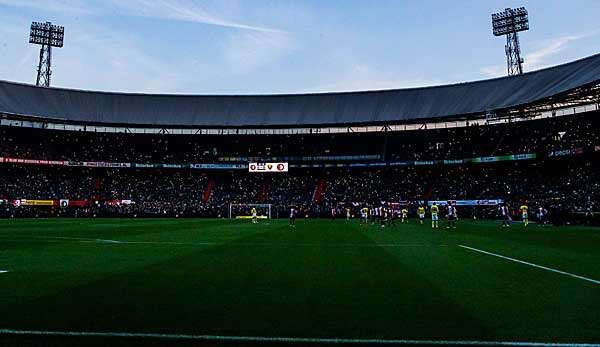 Nach 35 Sekunden fielen in Rotterdamer De Kuip die Flutlichter aus.