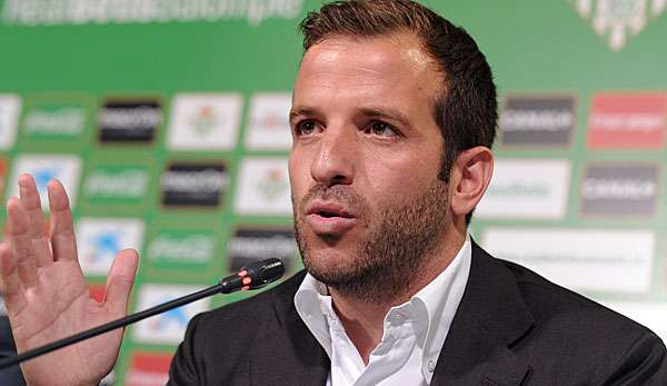 Der frühere Bundesliga-Star Rafael van der Vaart hat seine Laufbahn als Fußball-Profi mit sofortiger Wirkung für beendet erklärt. 