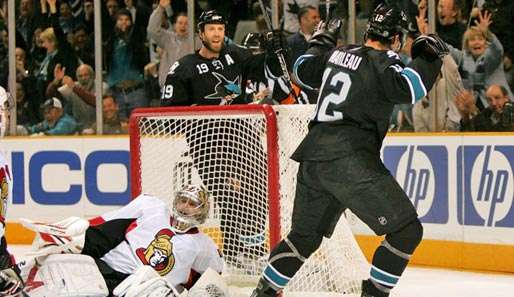 Patrick Marleau (r.) von den San Jose Sharks traf zweimal im 900. Spiel seiner Karriere