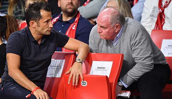 Sind sich in der Frage nach Wintertransfers offenbar nicht so einig, wie nach außen kommuniziert: Bayerns Sportdirektor Salihamidzic und Präsident Uli Hoeneß.