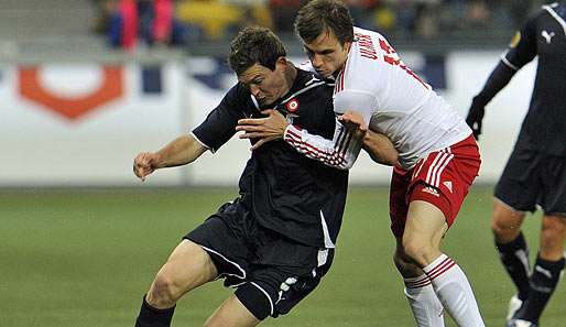 Zweikampf zwischen dem Salzburger Andreas Ulmer (r.) und Stefan Lichsteiner von Lazio Rom