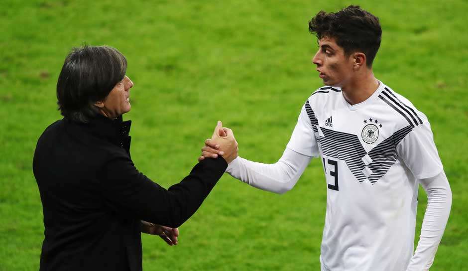 Joachim Löw (l.) war sehr zufrieden mit der Leistung von Kai Havertz.