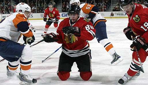Patrick Kane (M.) und Joanathan Toews (r.) haben ihre Verträge bei Chicago verlängert