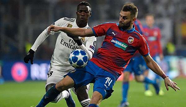 Radim Reznik im Duell mit Vinicius Junior von Real Madrid.